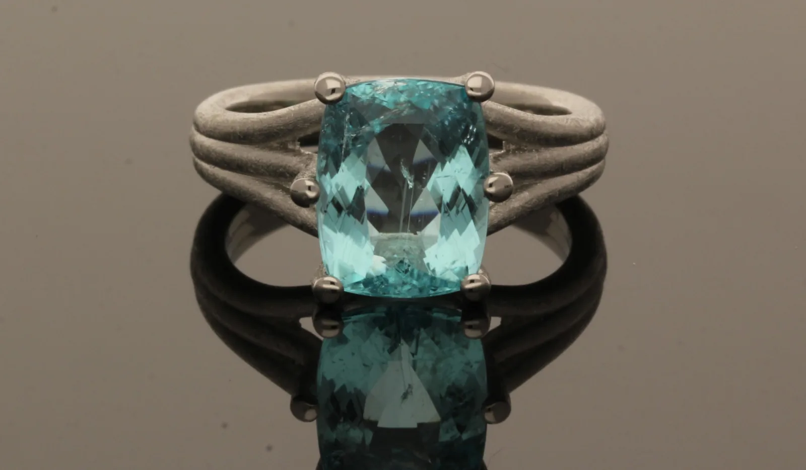 Platinring mit matter Oberfläche und intensivem Paraiba-Turmalin