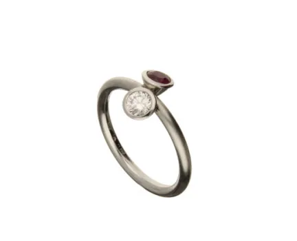 Platinring mit Rubin und Diamant