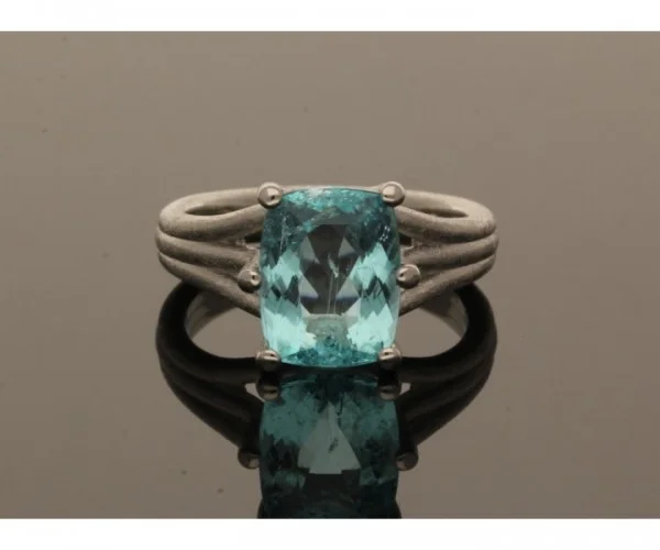 Fertiger Ring mit Paraiba-Turmalin in Platin