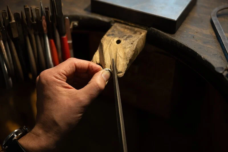 Thomas Garcia-Greno bei der Goldschmiedearbeit an der Werkbank